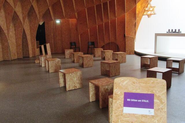 Im Inneren der Autobahnkirche unter Coronapandemie-Abstandsregeln.