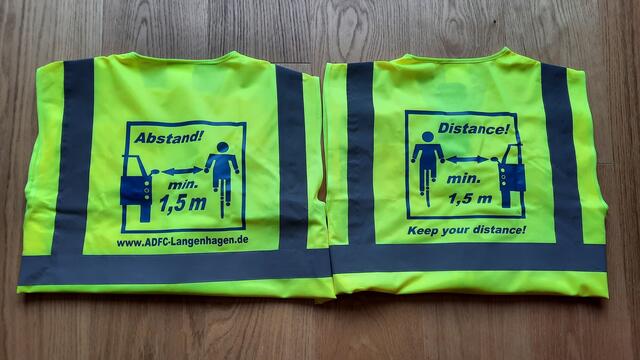 Abstandswesten im Vergleich - - - Links: Rechtsverkehr / deutsch. - - -  Rechts: Linksverkehr / englisch. Beides metrische Einheiten.