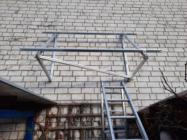 Kapitel 5: Montage, Bild 7. Untern ist jetzt die Diagonalverstrebung zur Erhöhung der Steifigkeit montiert.