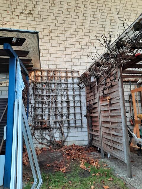 Kapitel 5: Montage, Bild 1. Hier sollen die beiden Solarpanele an die Wand. Vorne links stehen schon die beiden Schrägträger.