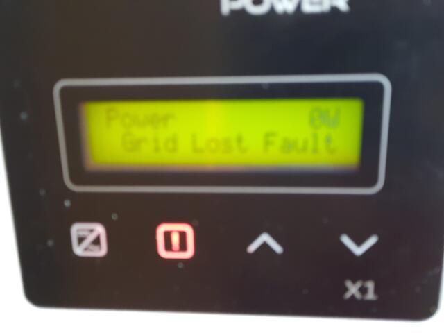 Kapitel 5: Montage, Bild 10. Es kommt schon Strom am Wechselrichter an, aber die elektrische Verbindung zum 230-V-Hausnetz fehlt noch. Aber. Die kommt im nächsten Schritt: "Elektrische Montage" dran.