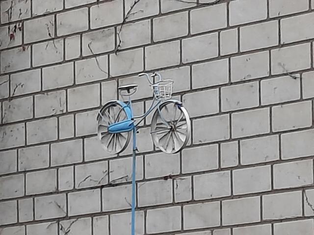 Kapitel 5: Montage, Bild 11, letztes Bild dieses Kapitels. Windenergie wird auch genutzt ...