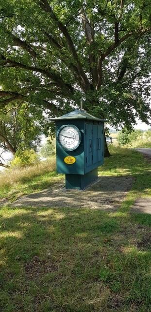 Pegelanzeige am Gnevsdorfer Vorfluter