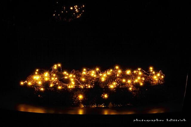 Tannenzapfenkranz mit Lichterkette