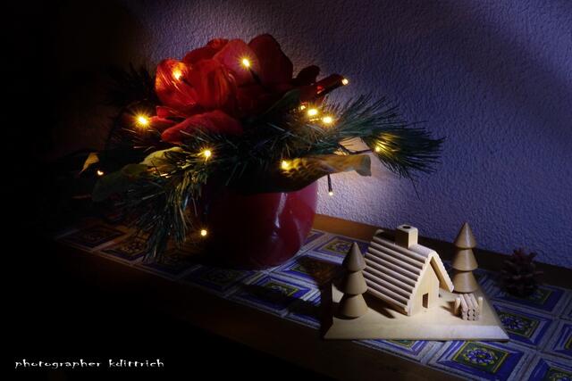 Weihnachtsstrauß mit Licht und Räucherhäuschen