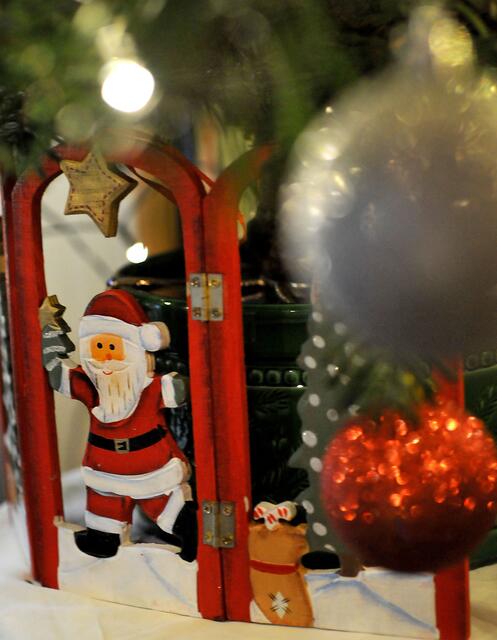 Durchaus mal mit Schärfe/Unschärfe spielen. Hier lenken die unscharfen Kugeln den Blick auf den Weihnachtsmann.