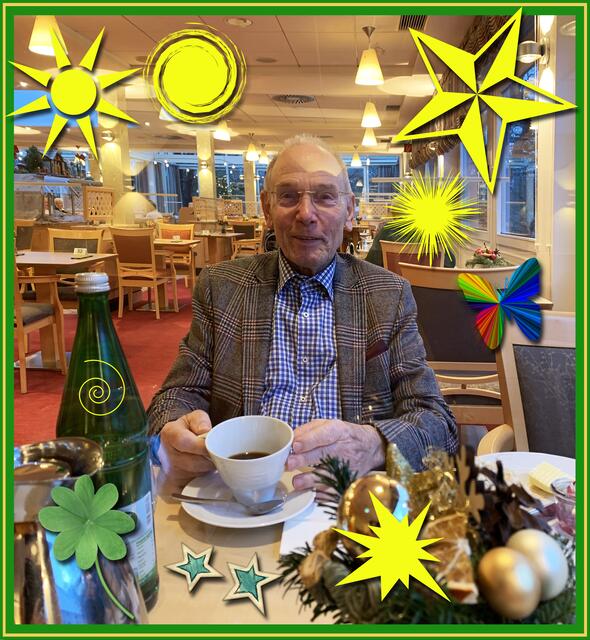 22. Dezember 2020. 9.00 Uhr Frühstück! Guten Appetit! Bleibt gesund! Mein erstes Selfie!

Mein Peter und ich! 
Und dann noch Bildspielereien!
Hat Spaß gemacht!