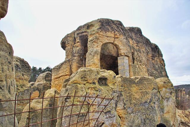 Klusfelsen, auch hier war neben der Absperrung eine Stütze für das Gewölbe notwendig