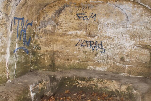 Blick in die Schäferhöhle, in den Klusbergen gibt es noch weitere Höhlen