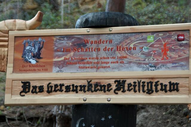die Infotafel weist auf die heidnische Nutzung des Klusfelsen hin