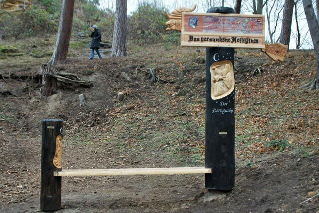 originell gestaltete Bank am Fuße des Klusfelsen