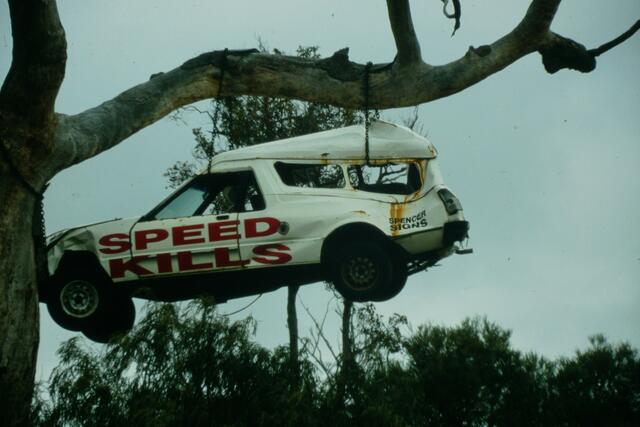 Makabrer australischer Humor an der Straße durch die Nullarbor Plains ...