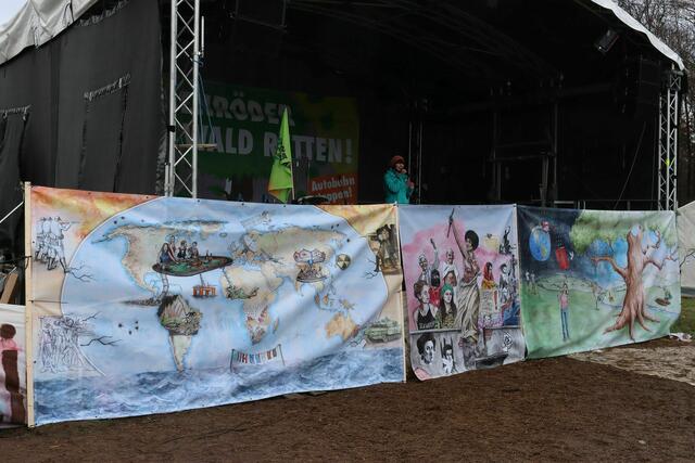 Bilder an der Bühne