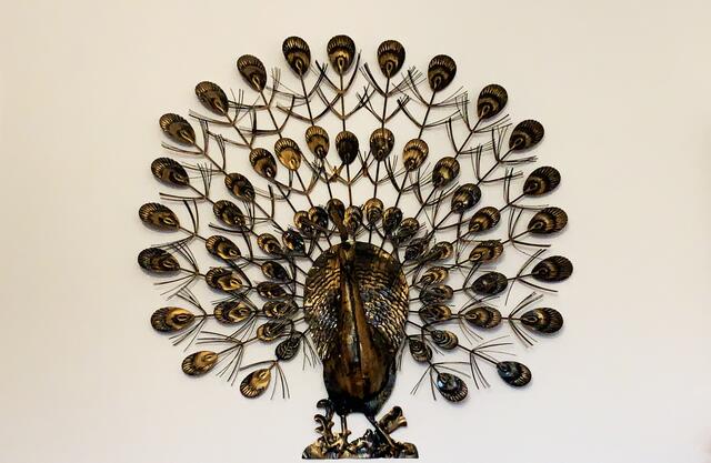 I. Januar 2021. Unsere Haustiere! Unser Pfau. Bleibt gesund!
Unser Pfau hängt an einer Wand im Schlafzimmer. 
Er hat eine Größe von: Höhe 80 cm und Breite von 70 cm. 
Dieser Pfau hing als "Dekoration" in einem Möbelgeschäft. 
Ich mußte sehr betteln, dass sie uns den schönen Pfau verkauften!