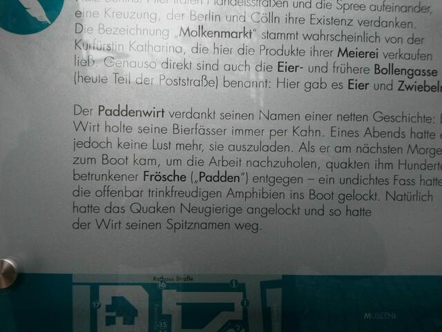 Eine Erklärung, warum der Frosch an der Hauswand ist.