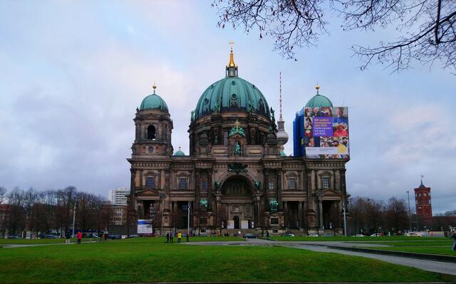 Hier hat der Dom einen Turm zu viel. Rechts sieht man das Rote Rathaus.