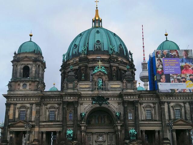 Der Fernsehturm drängt sich vorwitzig ins Bild.