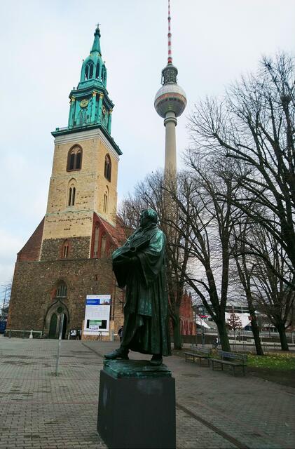 Marienkirche mit Lutherdenkmal und dem Fernsehturm im Hintergrund