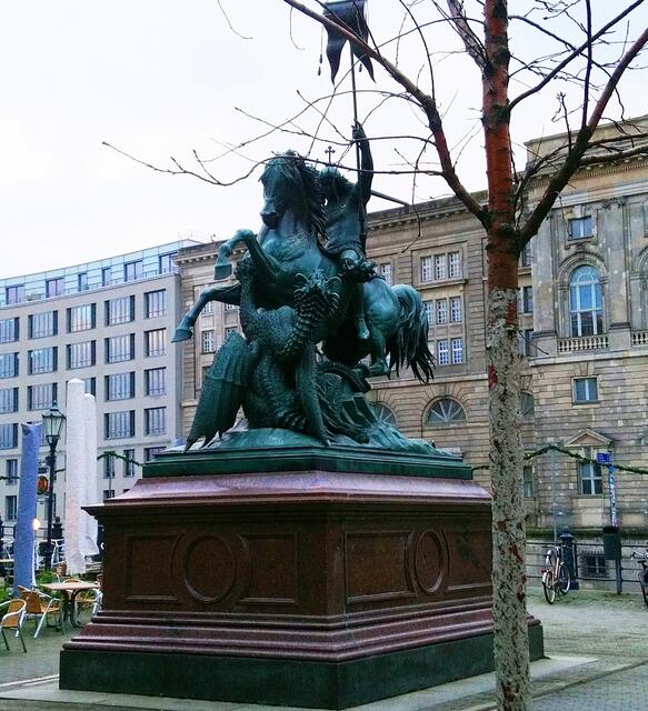 Denkmal Georg im Kampf mit dem Drachen