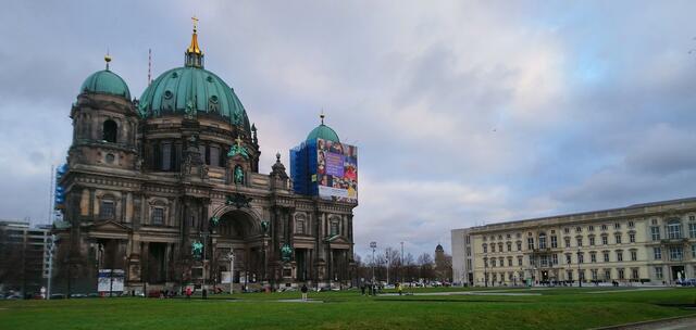 Das neu errichtete Berliner Schloss und der Dom, hier stand früher der Palast der Republik.
