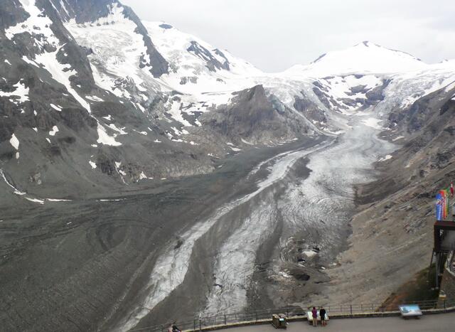 Die Gletscherschmelze ist dramatisch. Viele, wie die Pasterze, der größter Gletscher Österreichs, bieten nur noch einen traurigen Anblick. Das war vor 20 Jahren noch ganz anders. So schnell kann das gehen.