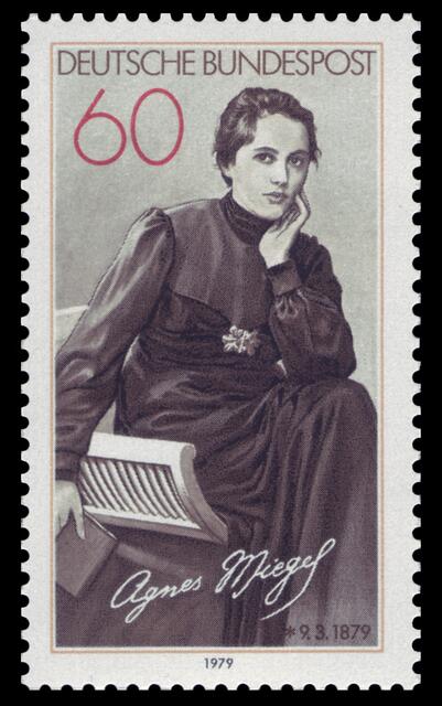 Sondermarke zu Miegels 100. Geburtstag von Elisabeth von Janota-Bzowski (1979) &gt; https://de.wikipedia.org/wiki/Agnes_Miegel#/media/Datei:DBP_1979_1001_Agnes_Miegel.jpg | Foto: wie vor