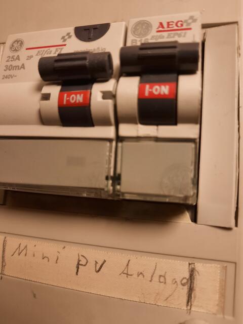 Elektrische Absicherung der Mini-PV-Anlage: 1. Zusätzlicher Fehlerstrom-FI-Schutzschalter 25 A, 30 mA, 2. Sicherung 16 A.