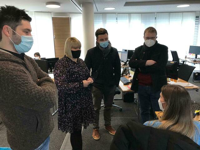 v.l. Die JU Kreisräte Peter Finkel, Margit Werdich-Munk, stellv. Fraktionsvorsitzender Christoph Bader und Fraktionsvorsitzender Stefan Baisch im Gespräch mit Mitarbeitern des Corona-Teams des Landkreises (Foto: Reichhart/JU)