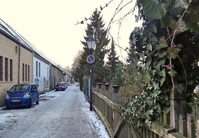 Die enge Kirchgasse. Noch heute leben in den meisten Häusern Nachfahren der Glaubensflüchtlinge.