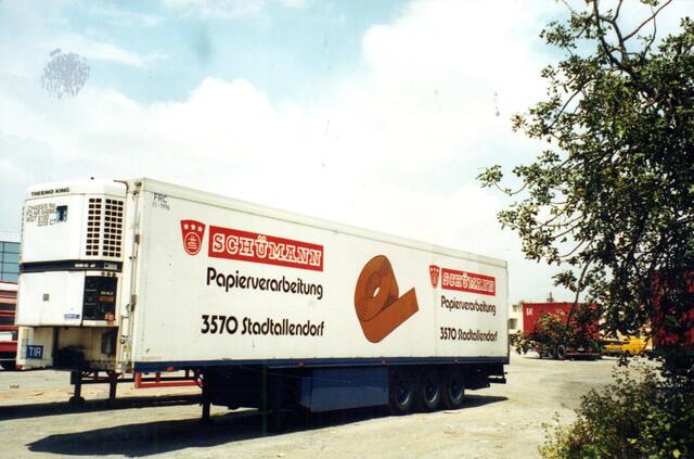 Ein Kühlauflieger eines Sattelzuges mit "Schümann" Aufschrift. Fotografiert 2002 in Zypern. Es fällt die vierstellige Postleitzahl auf. | Foto: Klaus Bombös