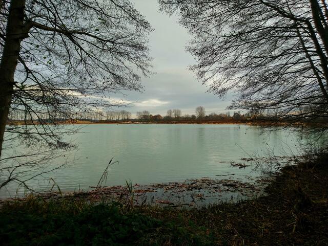 Rund um den See geschieht der Abbau. Dadurch wird der See wesentlich vergrößert.