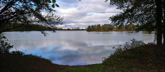 Von hier aus habe ich stets besonders gerne fotografiert. Die grünen Ufer sind nun verschwunden. Wenn der Sandabbau eingestellt wird, wird sich jedoch die Natur das Gebiet zurückerobern. Vielleicht wird hier ja auch ein Freizeitgelände entstehen. Ich bin gespannt.