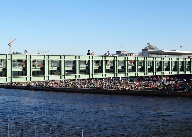 Gustav-Heinemann-Brücke am Capital Beach, der bei Sonne immer voll besetzt ist. Unschwer zu erkennen, dass das Bild vor Corona-Zeiten entstand .....   Ein paar Übermütige springen von der Brücke auch gern mal ins Wasser ....