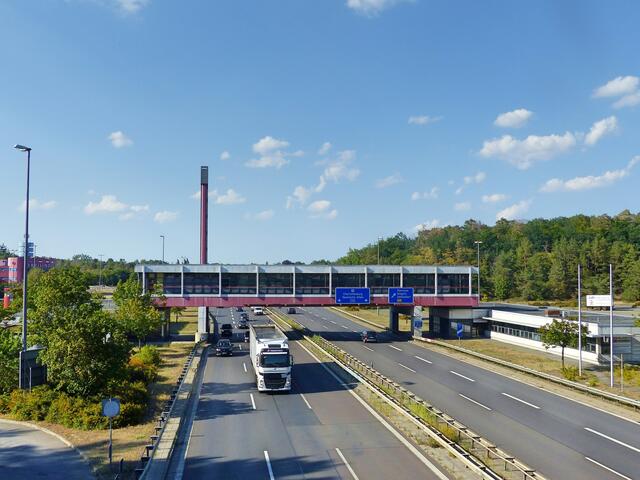 Keine Brücke im üblichen Sinne, sondern das Brückenhaus am ehemaligen West-Berliner Grenzkontrollpunkt Dreilinden („Checkpoint Bravo“). Ein Anblick, den wohl jeder Transitreisende kennt. Die von 1968 bis 1972 entstandenen Gebäude stehen heute unter Denkmalschutz. Auf dem Gelände befindet sich jetzt das Zollamt Dreilinden.