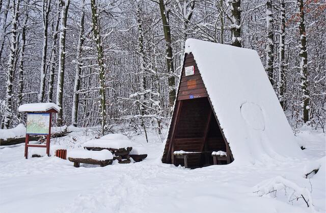 Rastplatz mit Schutzhütte am Fürstenweg
