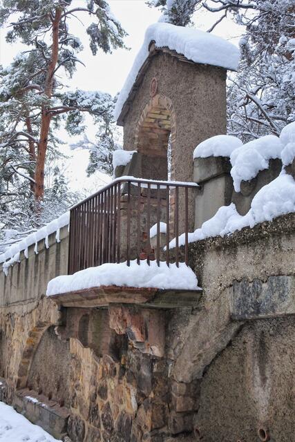Balkon an der Burgmauer der Roseburg