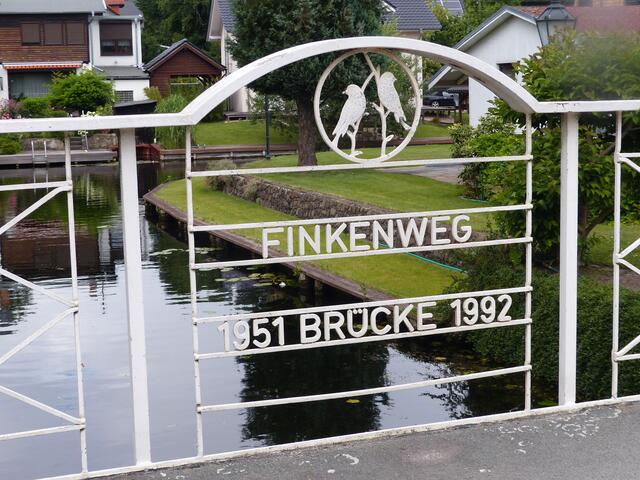 Brücke am Finkenweg in Neu-Venedig über einem der vielen Kanäle.