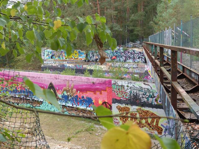Diese Brücke führt nicht über Wasser, sondern über eine alte Autobahntrasse nahe Dreilinden im Düppeler Forst. Hier verlief die Stammbahn (stillgelegte S-Bahn Linie) von Zehlendorf nach Griebnitzsee. Ich bin ein Stück das Gleisbett entlanggewandert, das mit Schotter bedeckt und relativ gut erhalten ist. Der Ort wird heute gerne von Graffitikünstlern und Freizeitmusikern genutzt.