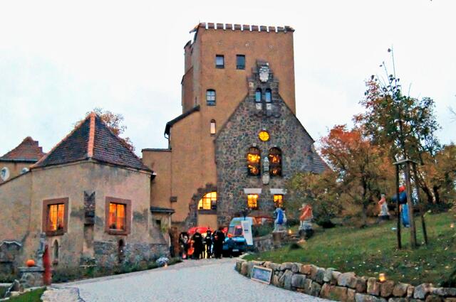 Eingang der Roseburg zu Halloween (Archivbild)