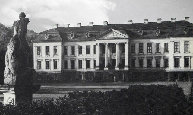 Schloss Friedrichstein der Dönhoffs in Ostpreußen, Aufnahme aus dem Jahr 1927. Friedrichstein ist Ende Januar 1945 von der Roten Armee in Brand gesetzt und zerstört worden. &gt; gemeinfrei &gt; https://de.wikipedia.org/wiki/Marion_Gr%C3%A4fin_D%C3%B6nhoff#/media/Datei:Schloss_Friedrichstein.jpg | Foto: wie vor