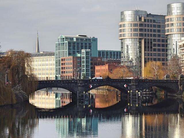 Die Moabiter Brücke verbindet die Ortsteile Hansaviertel und Moabit. Das Bild habe ich am Neujahrstag 2021 vom 200 m flussabwärts gelegenen Gerickesteg aufgenommen. An den Brückenenden befinden sich gusseiserne Bären, die man hier nur schwer ausmachen kann. Im Hintergrund die Gebäude des Spreebogens.