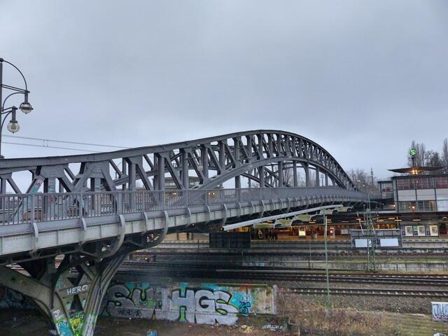 Die Bösebrücke am ehemaligen Grenzübergang zwischen Prenzlauer Berg und dem Wedding an der Bornholmer Straße - daher ist die Brücke auch als "Bornholmer Brücke" bekannt. Ein Foto reicht hier kaum aus, um eine umfassene Beschreibung zu geben.