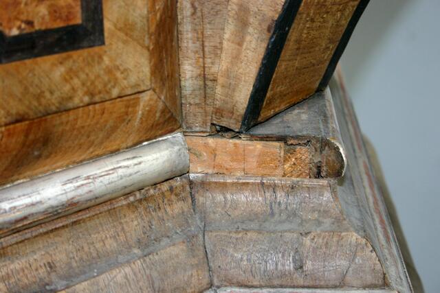 Abgebrochene Zierleiste