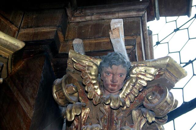 Diem rechte Altarsäule wurde mit Holzkeilen notdürftig vor dem Umfallen gesichert.