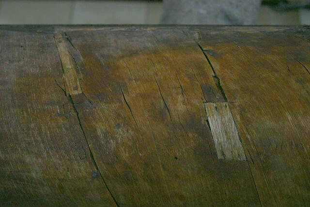 Loses Furnier an einer der Altarsäulen mit bereits historischer Reparaturstelle.