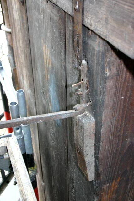 Diese Halterung soll den Altar vor dem Umkippen bewahren?!