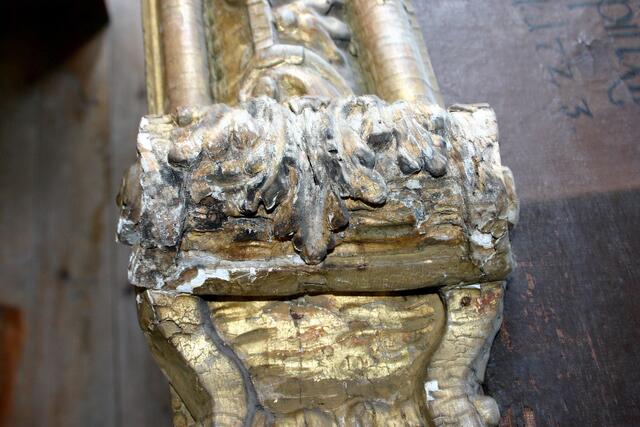 Eine der vielen starken Beschädigungen am Rahmen des Altarbilds.