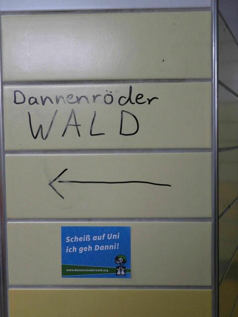 Im September gab es diesen Wegweiser in der Bahnunterführung von Stadtallendorf.