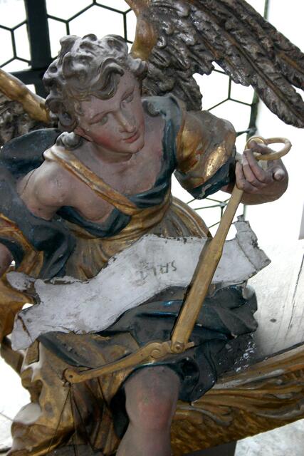 Was mag auf dem Spruchband dieses Engels einst gestanden haben?