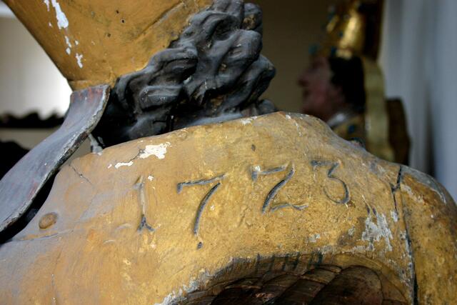 Jahreszahl an der Statue des heiligen Nikolaus